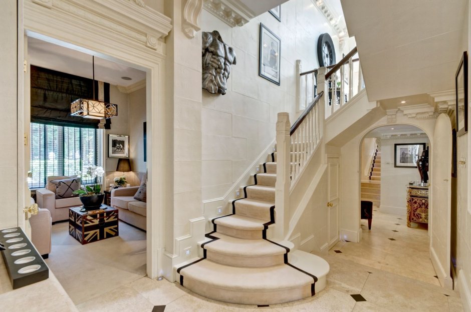 Холл гостиная с лестницей