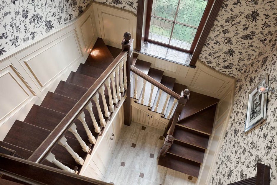 Лестничная площадка в частном доме