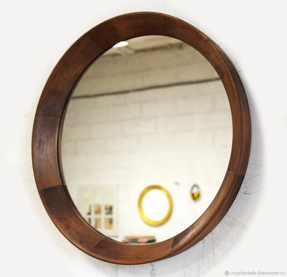 Круглое зеркало в деревянной раме для ванной