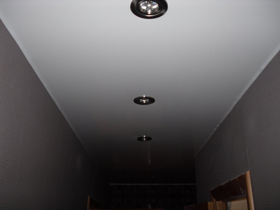 Черные светильники на белом натяжном потолке