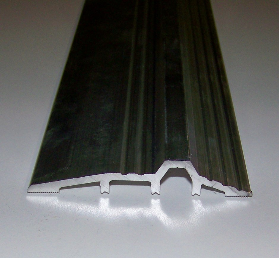 Пороги пластиковых входных дверей