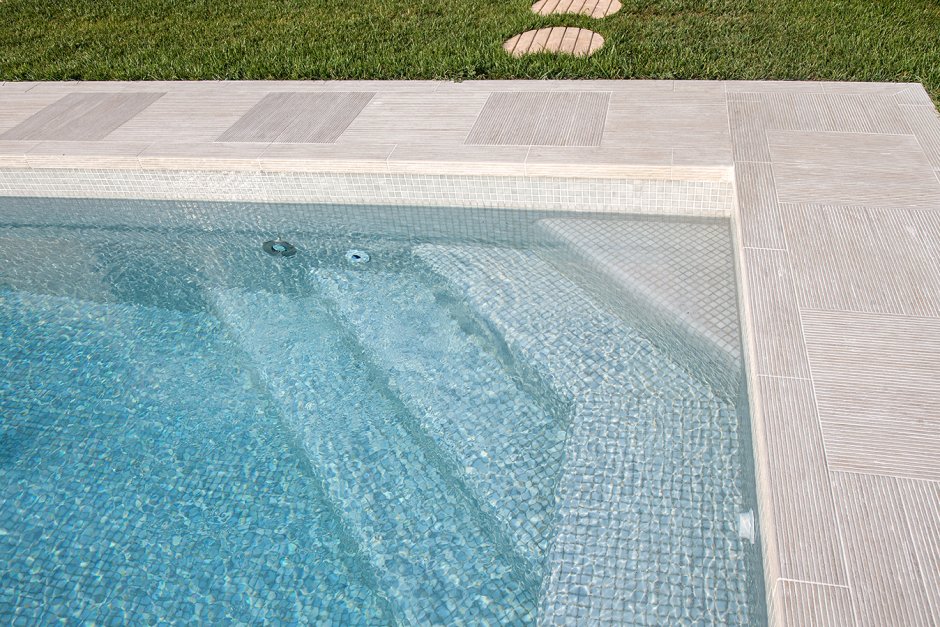 Уличные бассейны из мозаики