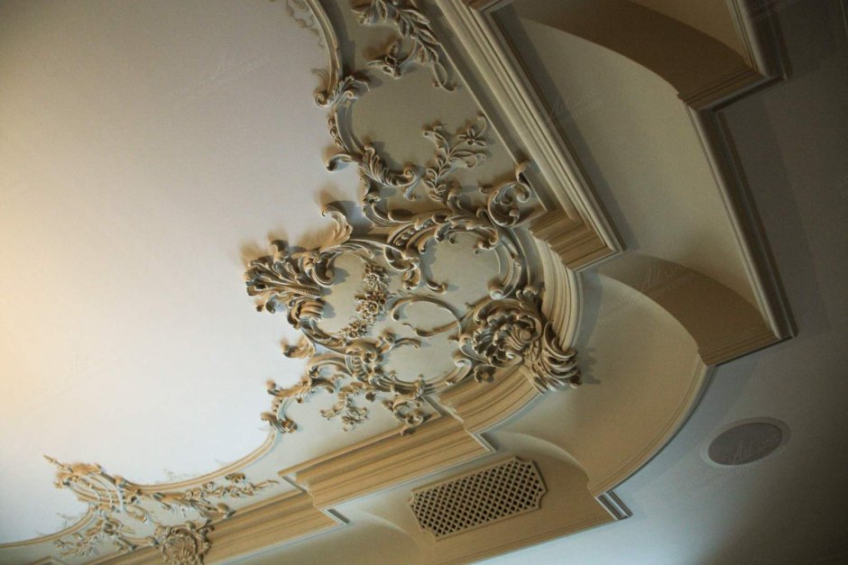 Гипсовый декор на потолок