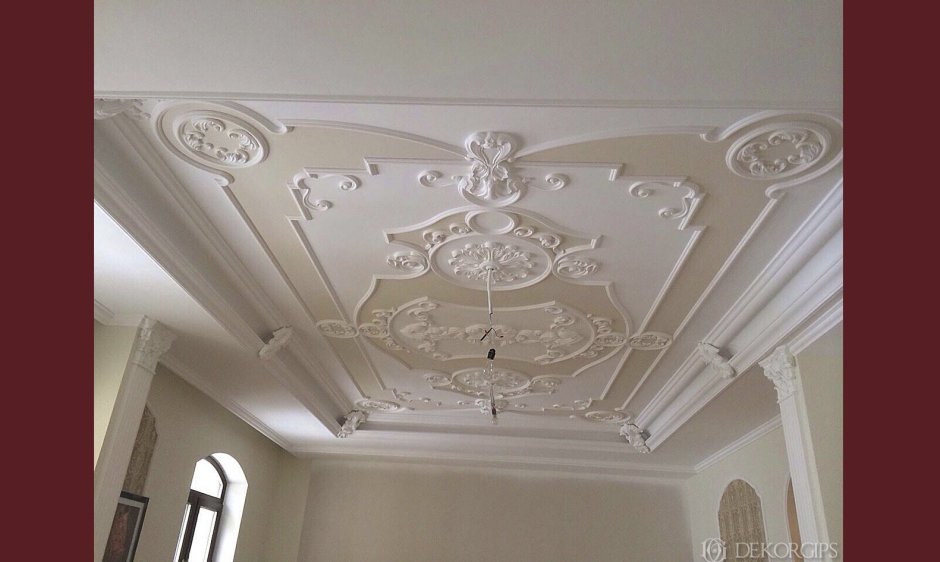Потолок из гипсокартона с лепниной