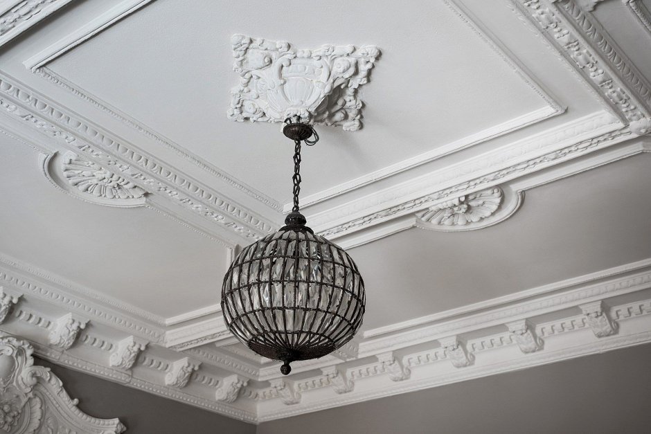 Лепнина на потолке