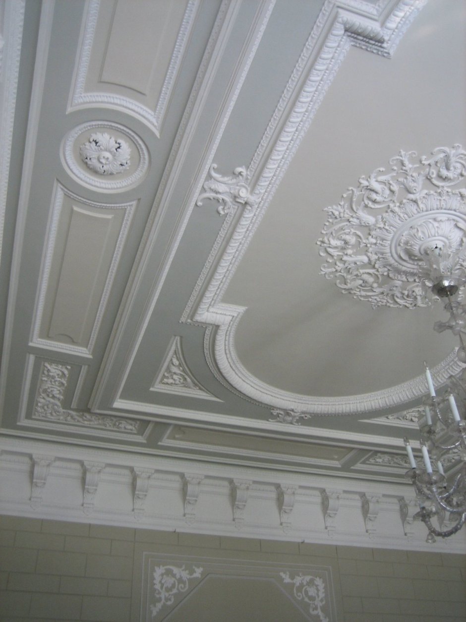 Гипсовая лепнина на потолке