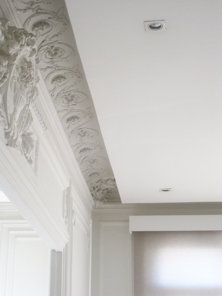 Двухуровневый потолок с лепниной