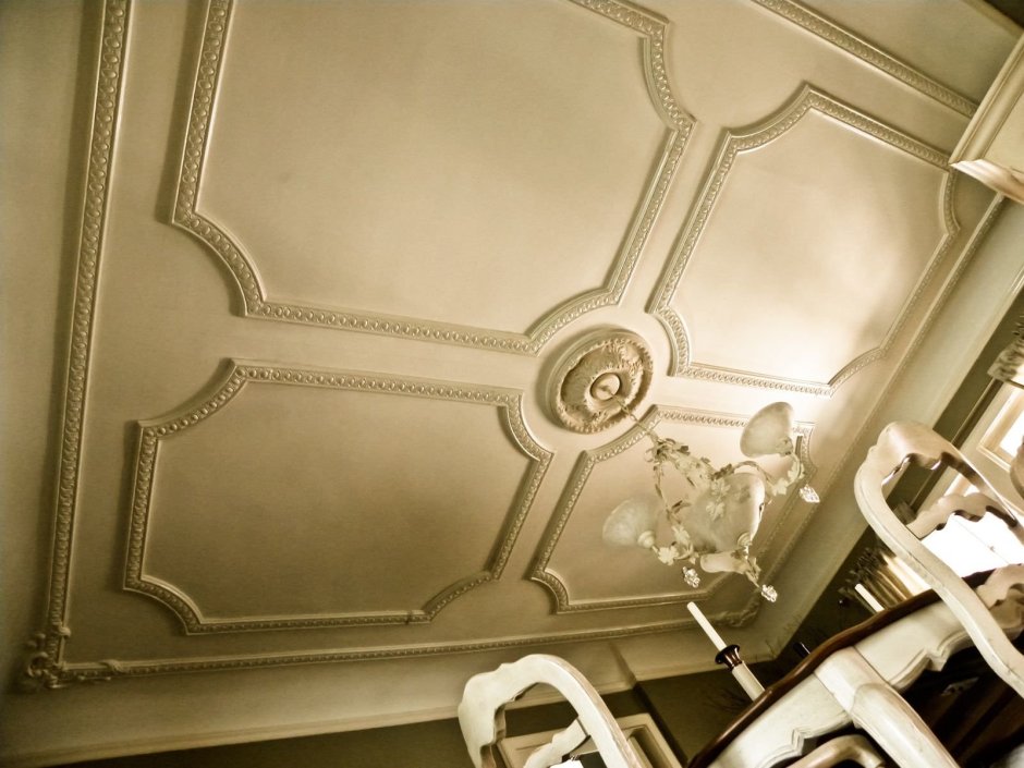 Отделка потолка лепниной