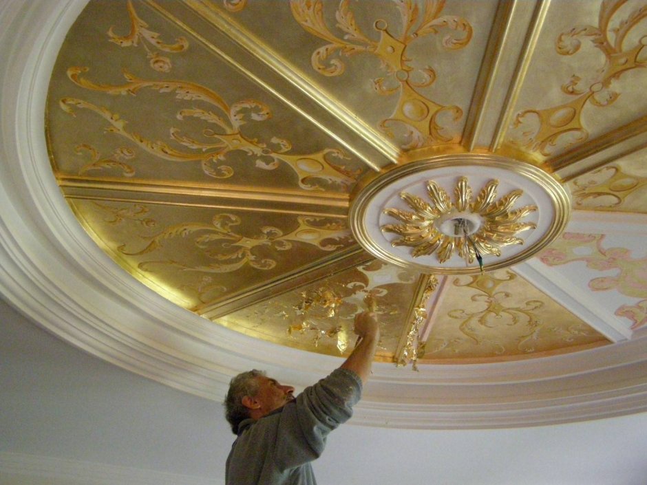 Потолок с позолотой