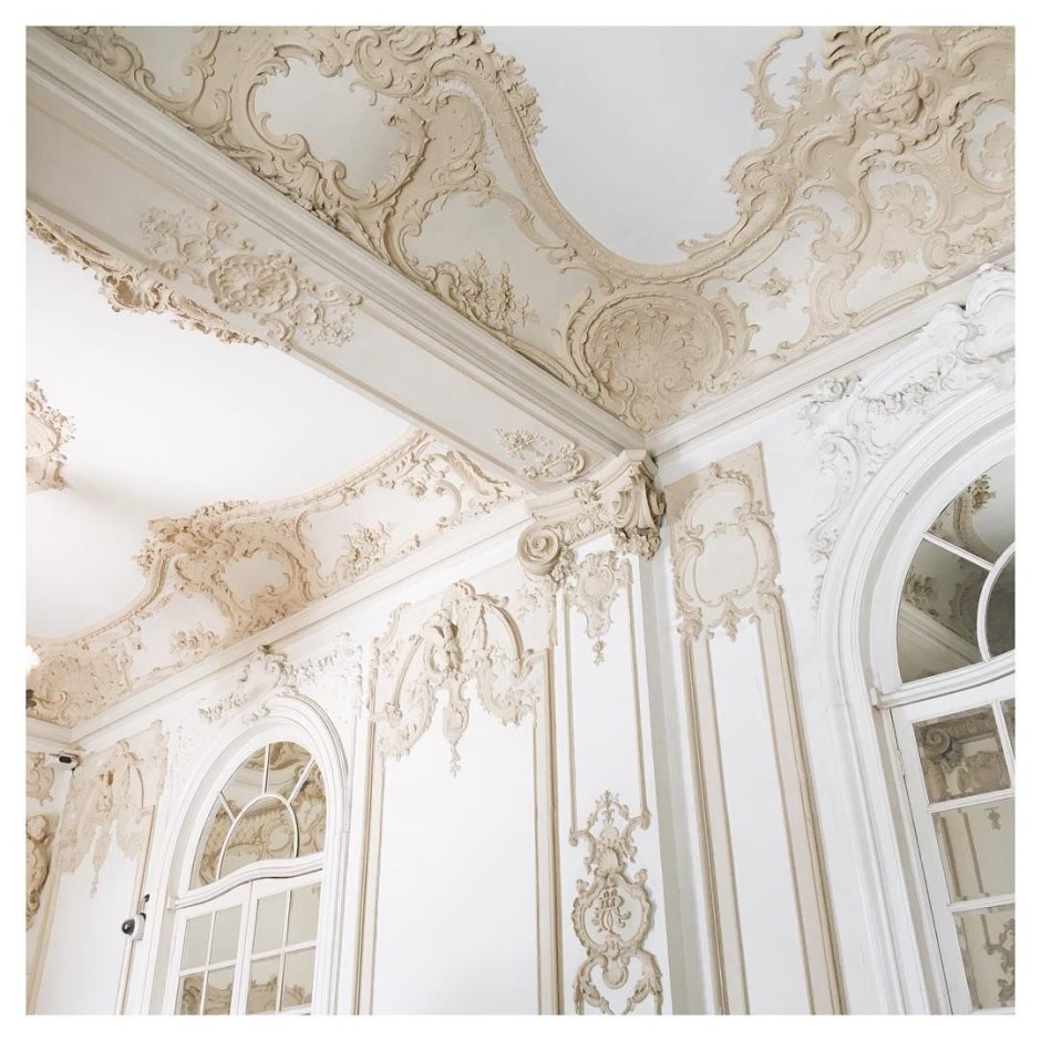 Потолок с лепниной в стиле рококо