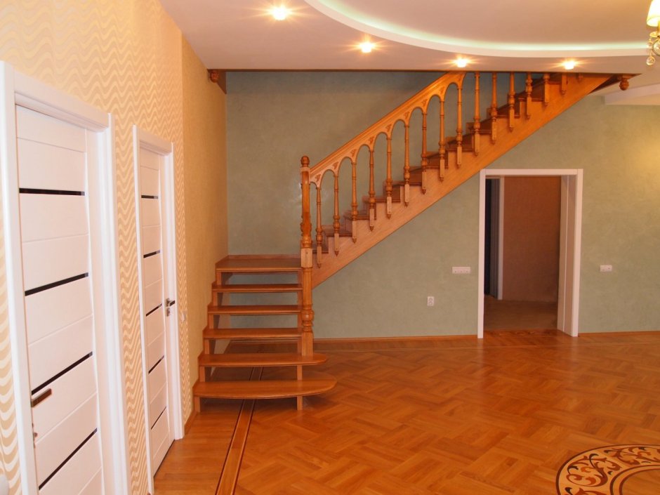 Лестница над дверью в частном доме