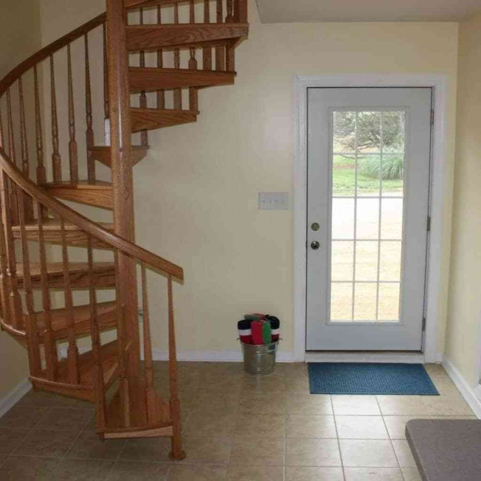 Лестница над дверью в частном доме