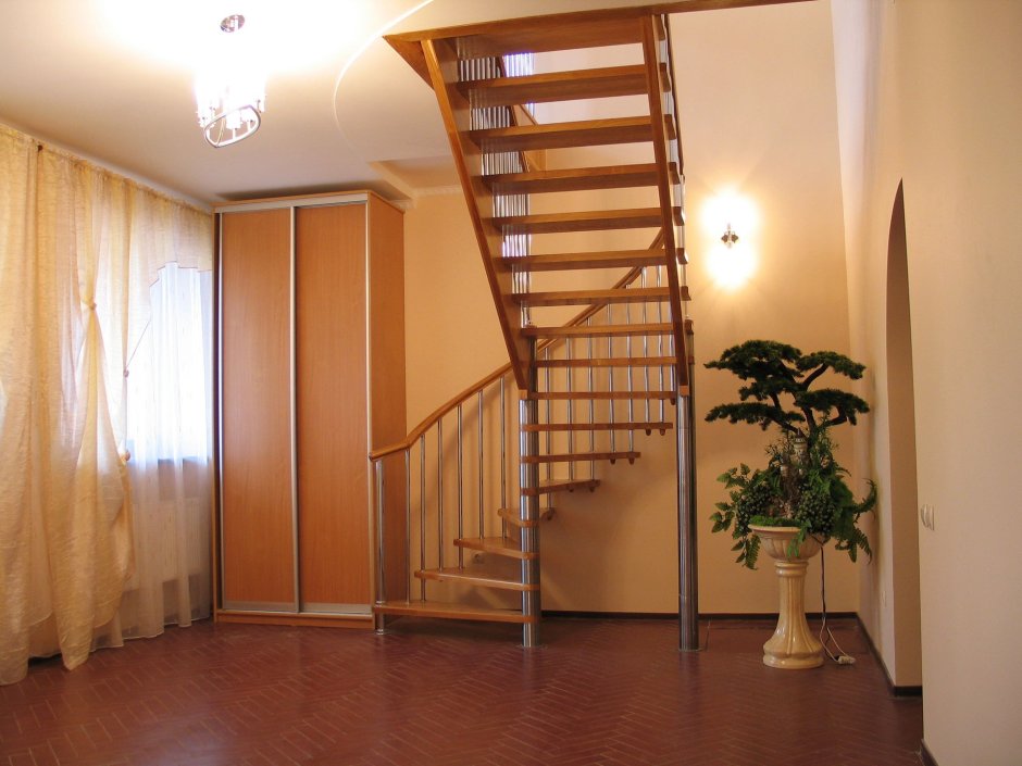 Лестница на мансарду из коридора