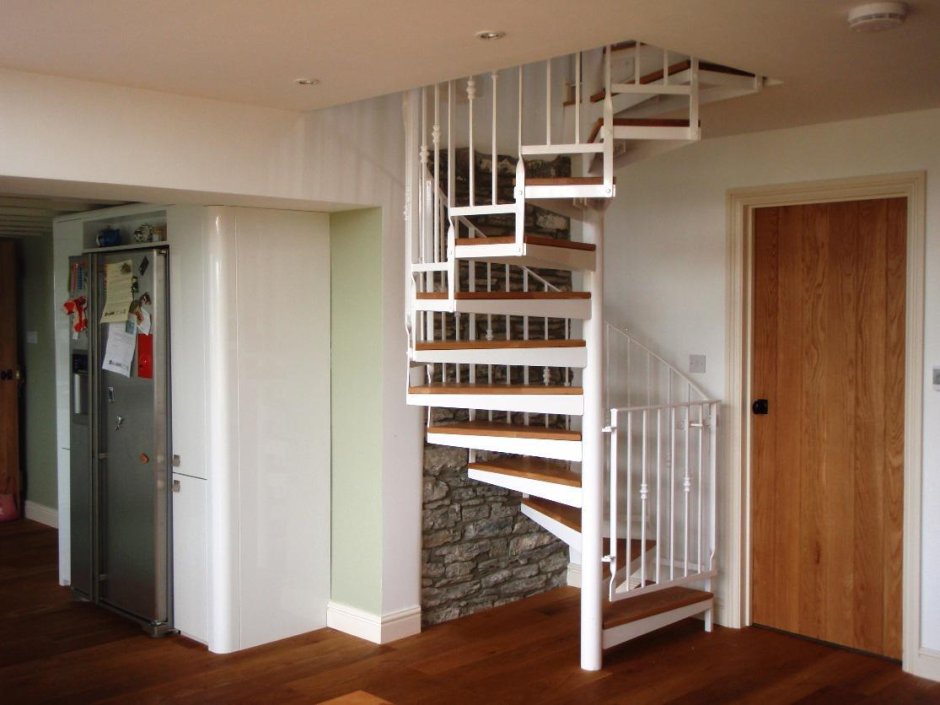 Лестницы на мансарду в узком коридоре