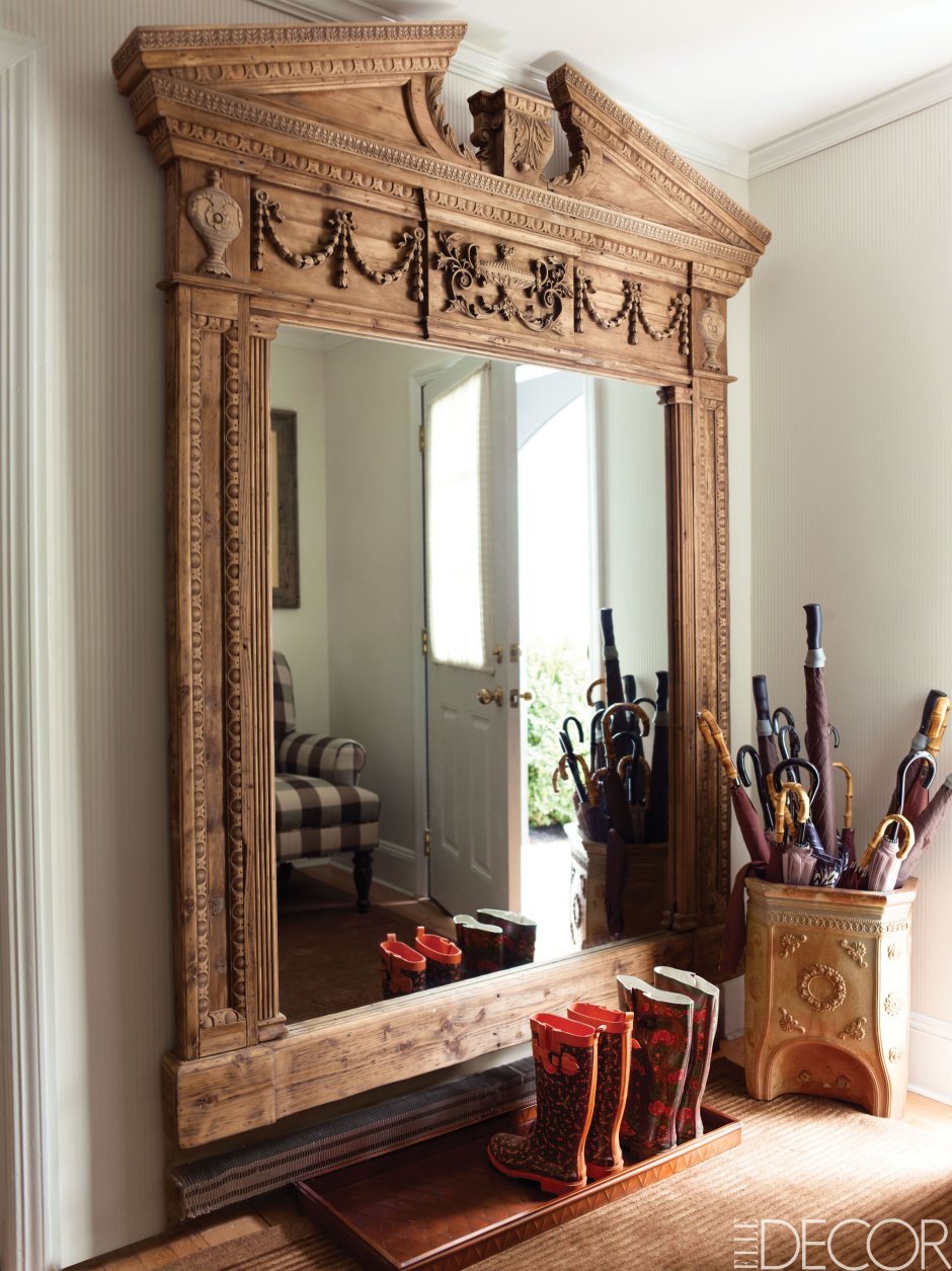 Зеркало в деревянной оправе