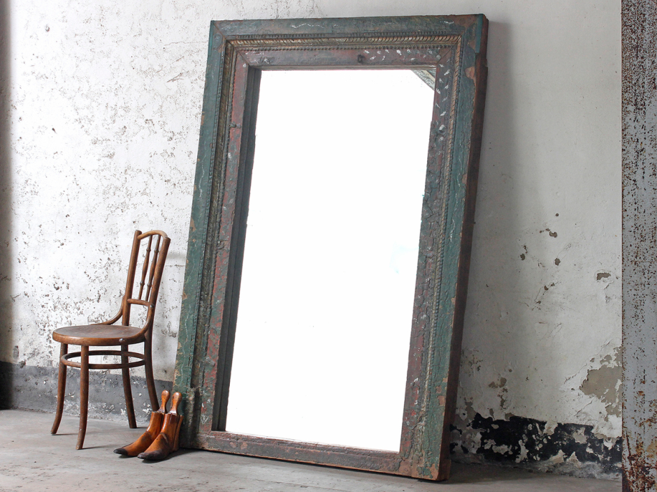 Старое зеркало в деревянной раме