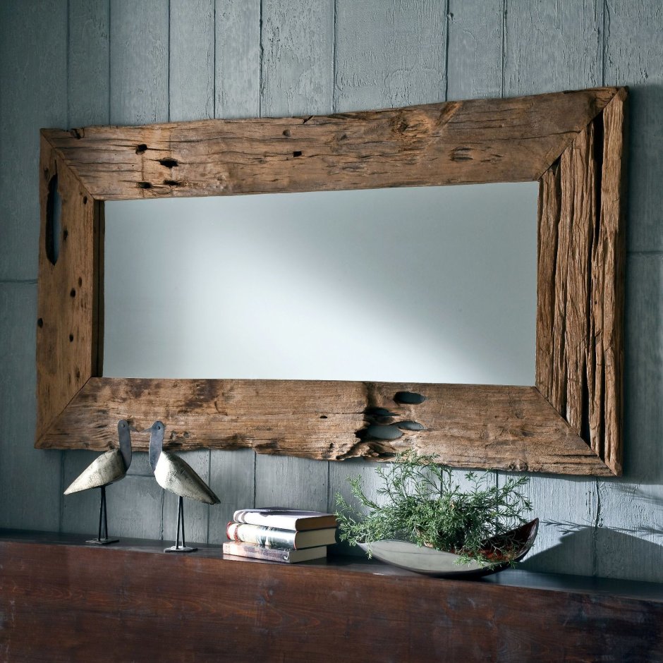 Зеркало в деревянной рамке