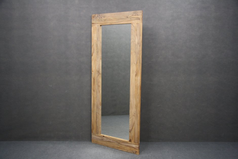 Прямоугольное зеркало в деревянной раме