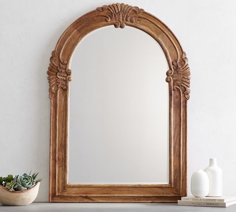 Зеркало настенное в деревянной оправе