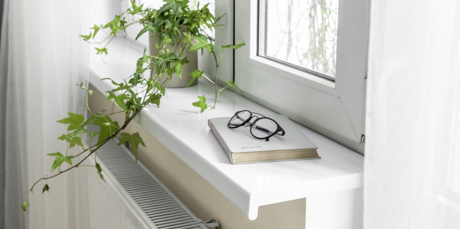 Подоконник пластиковый в интерьере