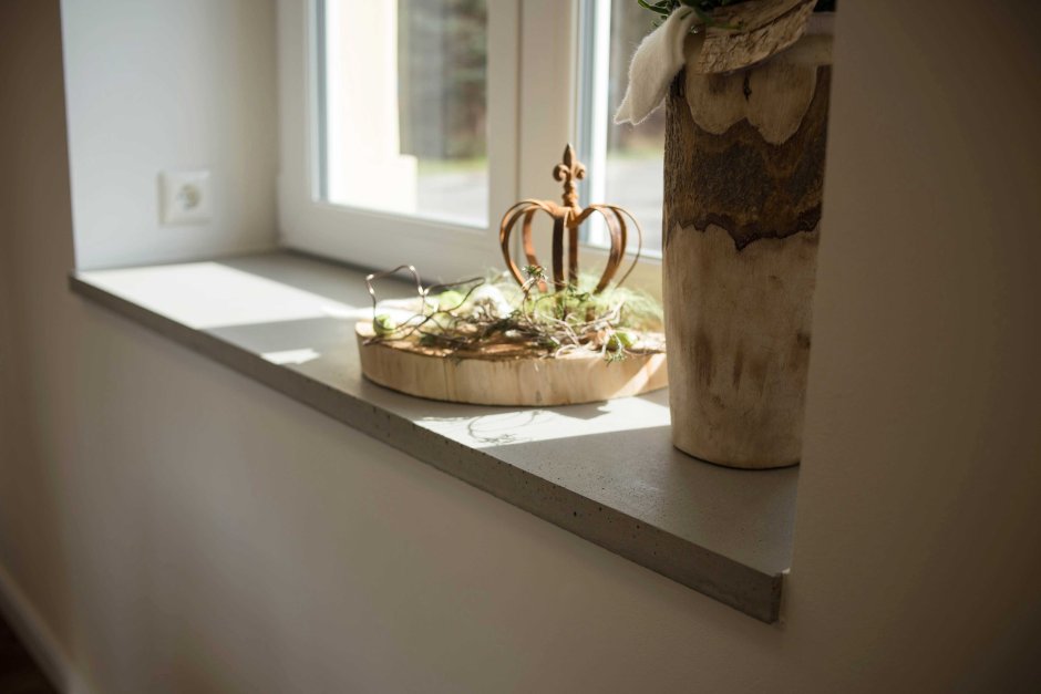 Бетонный подоконник в интерьере