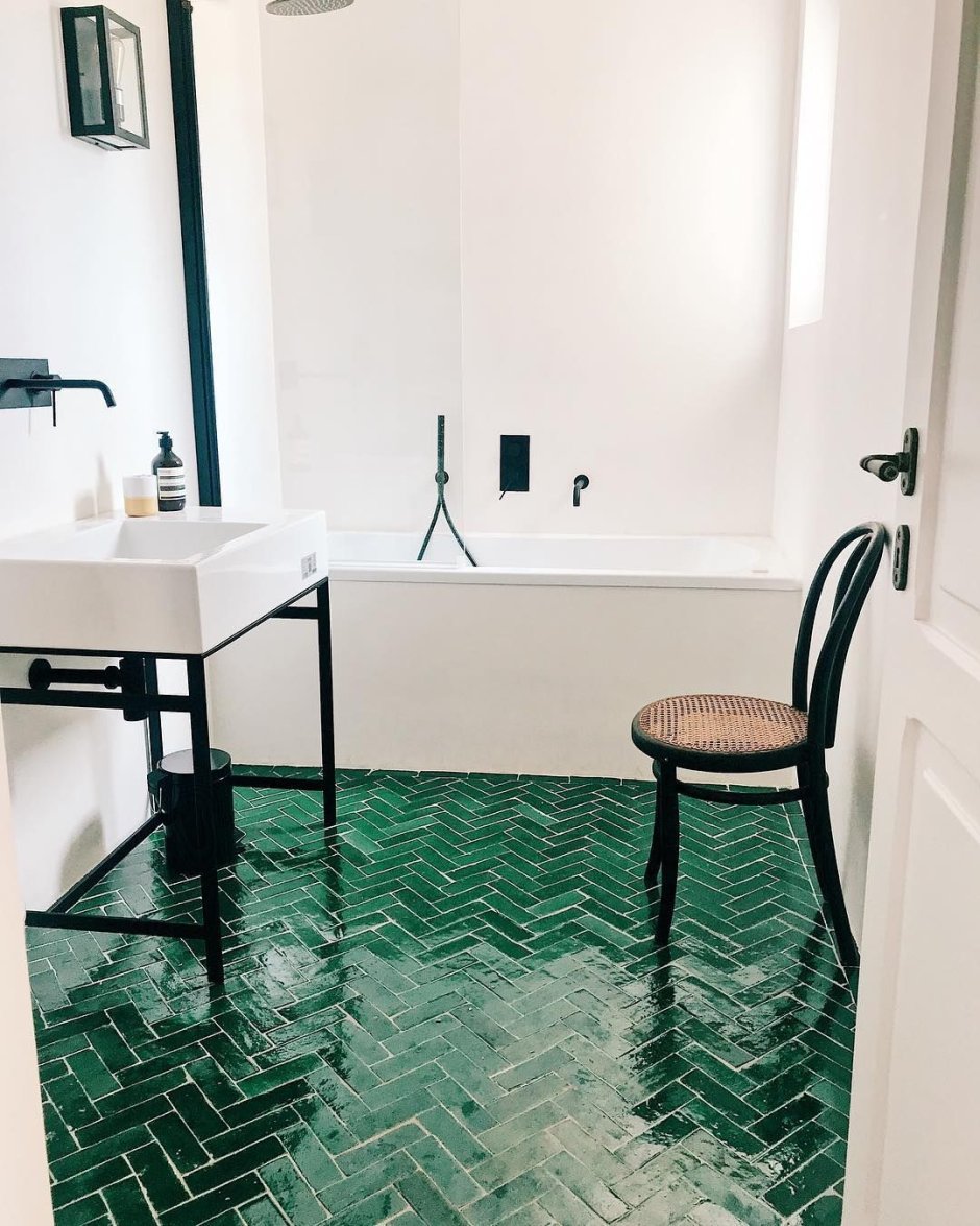 Плитка елочкой в ванной зеленая