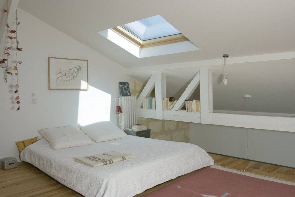Кровать на мансарде