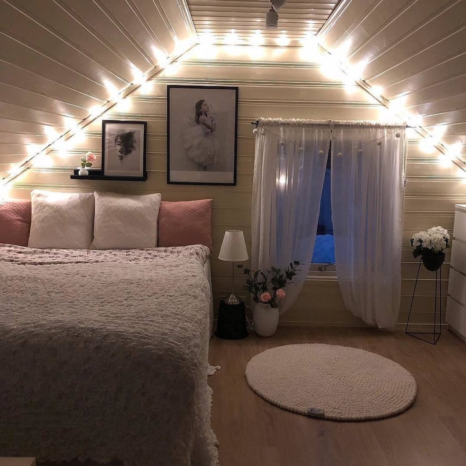 Световые линии на потолке