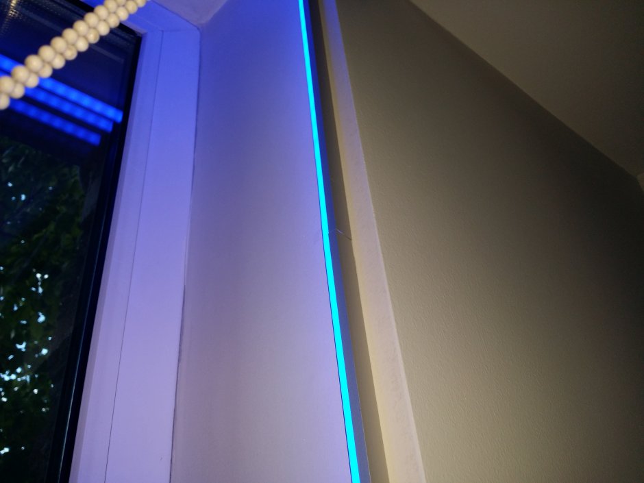 Светодиодная лента на окне