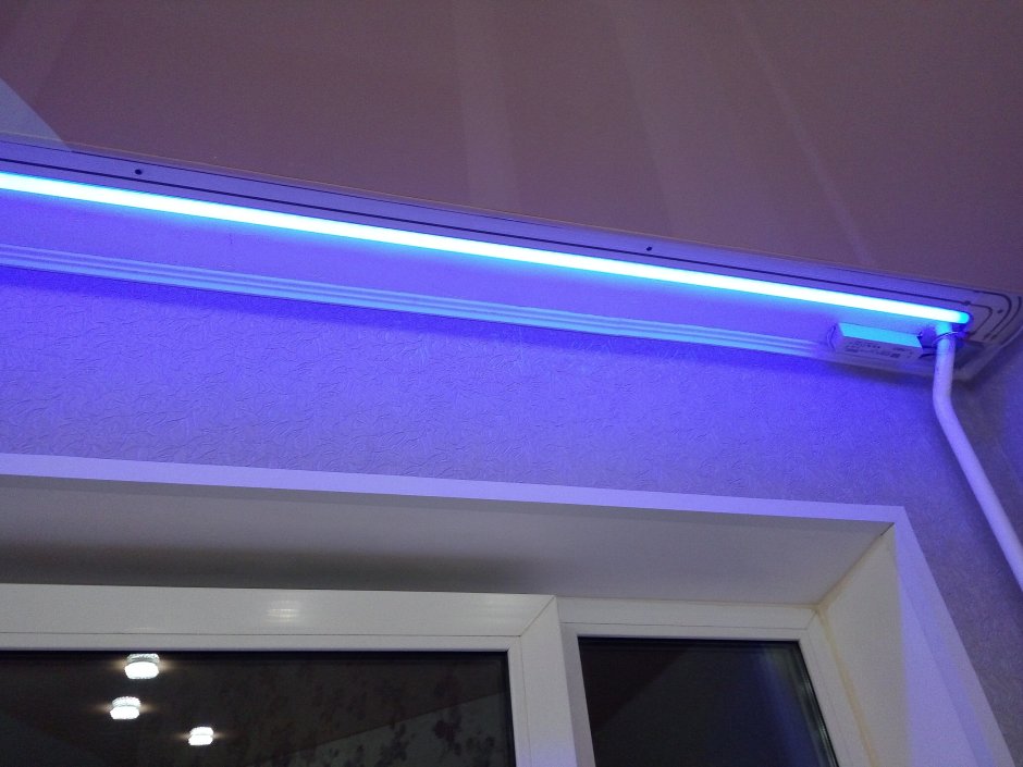 Светильники в проеме окна