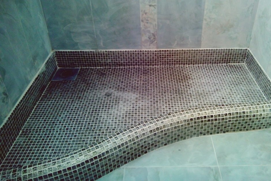 Душевой поддон из мозаики с бортиком