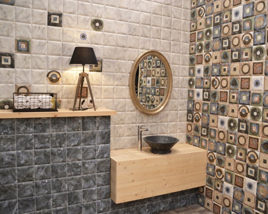 Полоски из мозаики в ванной