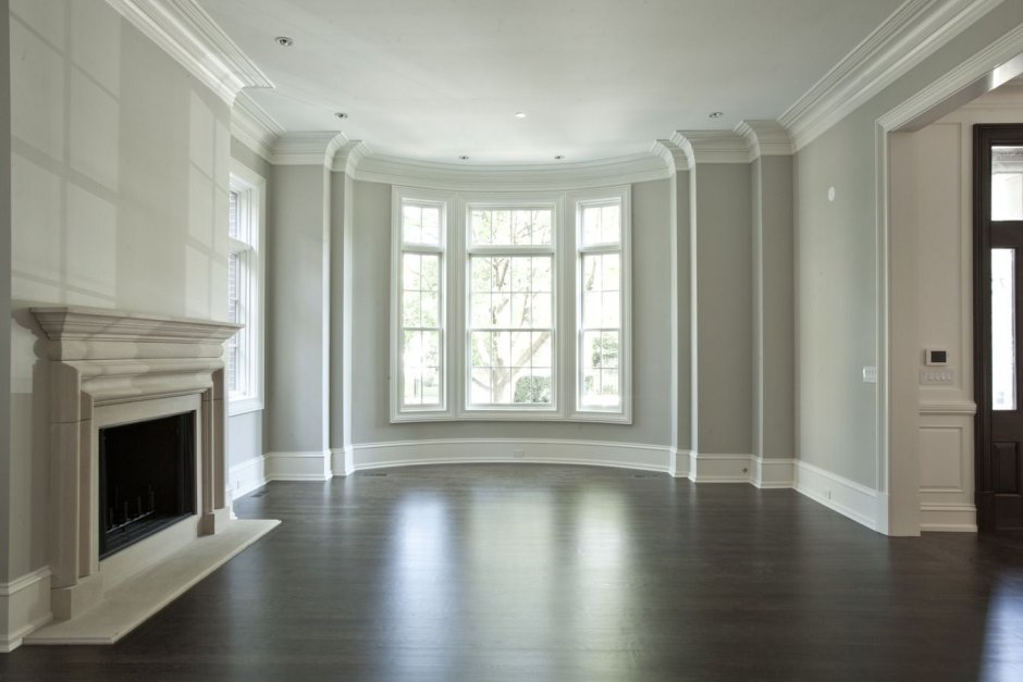 Пустая комната с лепниной