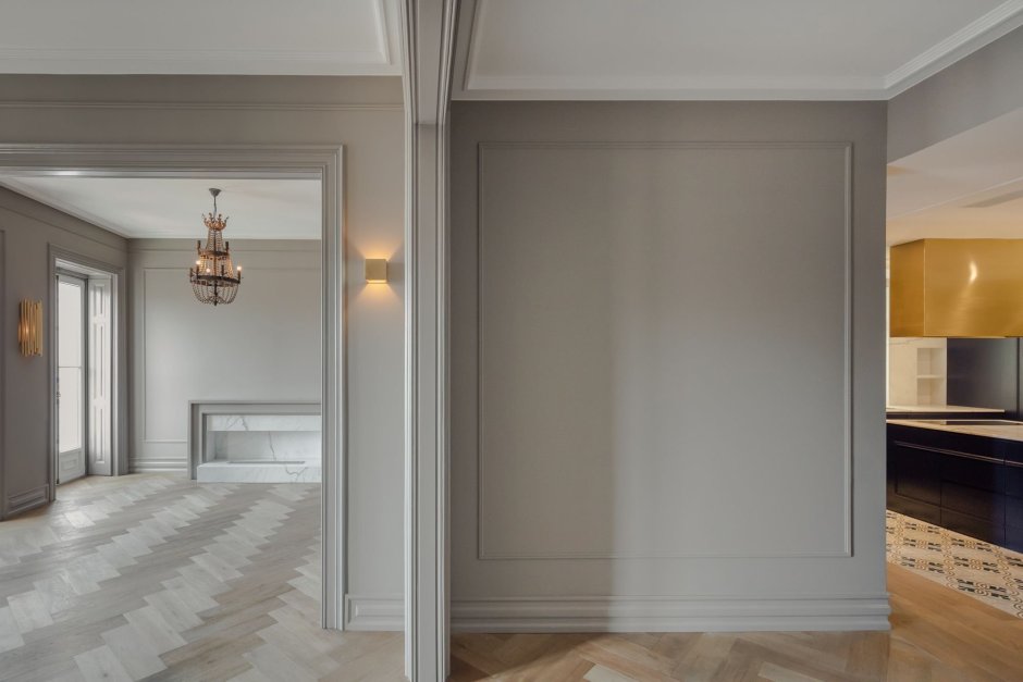 Молдинги на серой стене