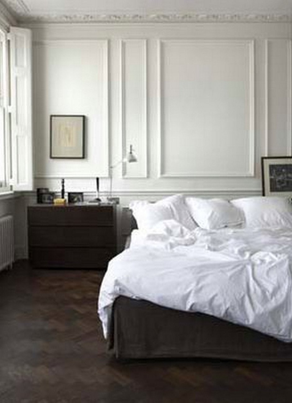Белоснежная спальня с молдингами