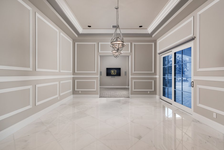 Светлая стена с молдингами