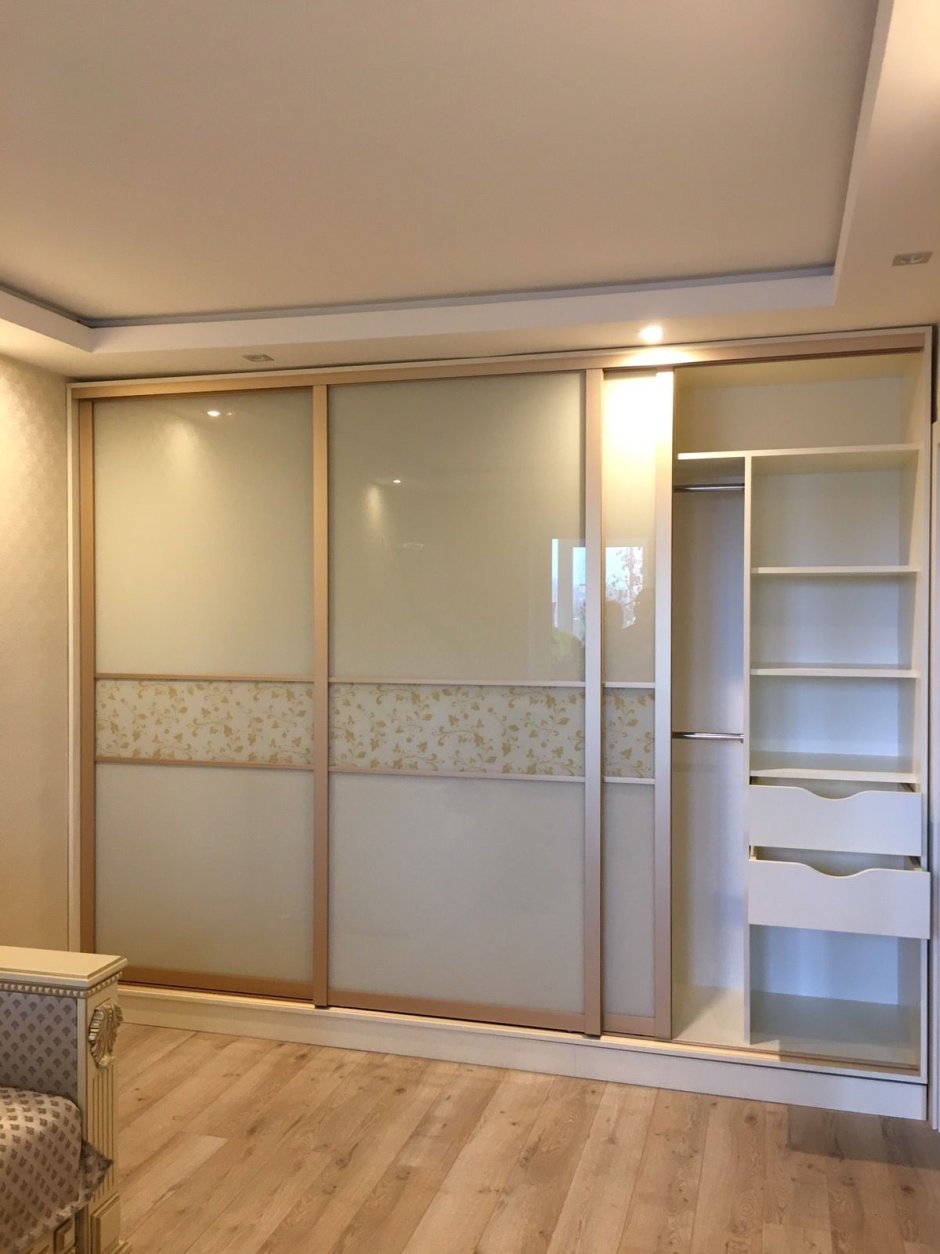 Прихожая с зеркалом в полный рост