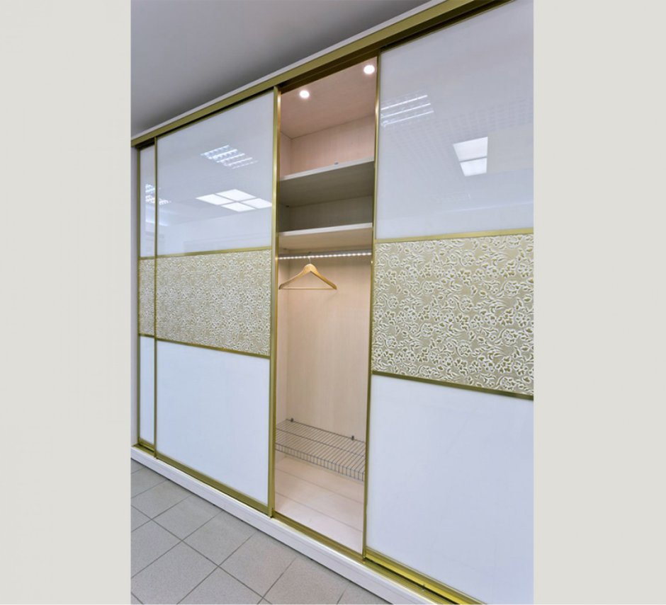 Шкаф купе с золотым профилем