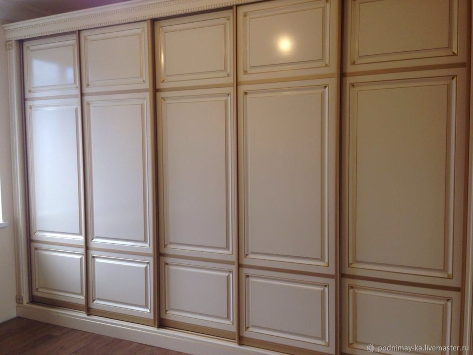 Шкаф резной в классическом стиле