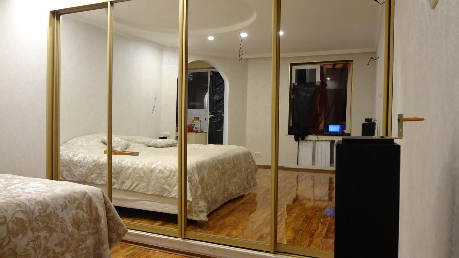 Шкаф купе с золотой фурнитурой