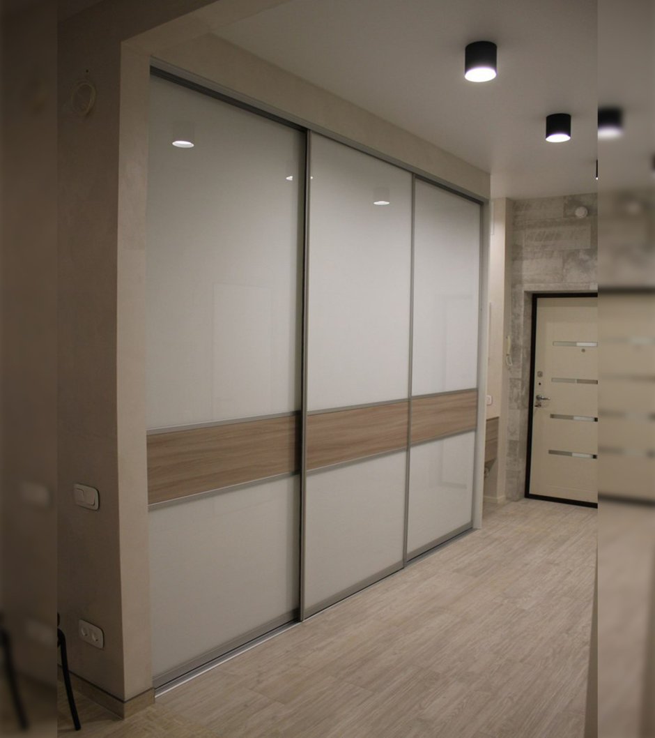 Шкаф купе с кожей и зеркалом