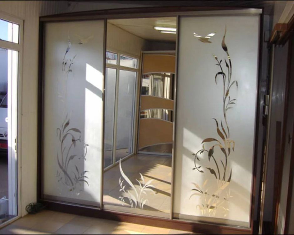 Шкаф купе трехдверный из крашенного МДФ