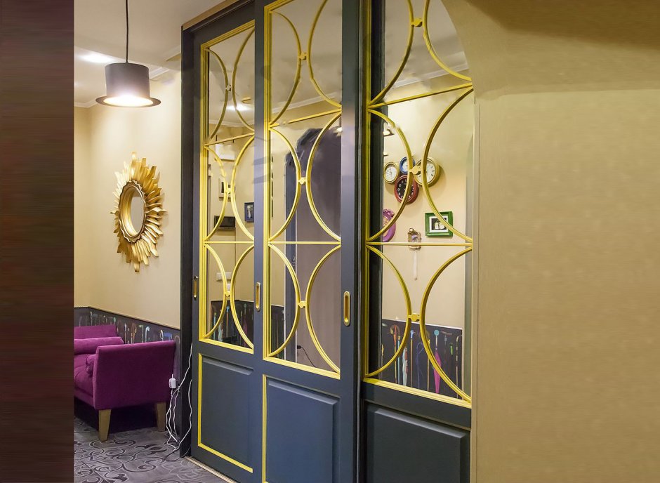 Шкаф купе с золотым профилем