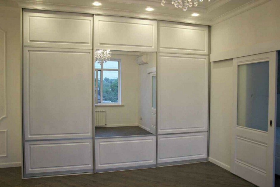 Встроенный шкаф с багетом