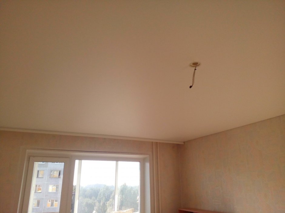 Бежевый матовый потолок