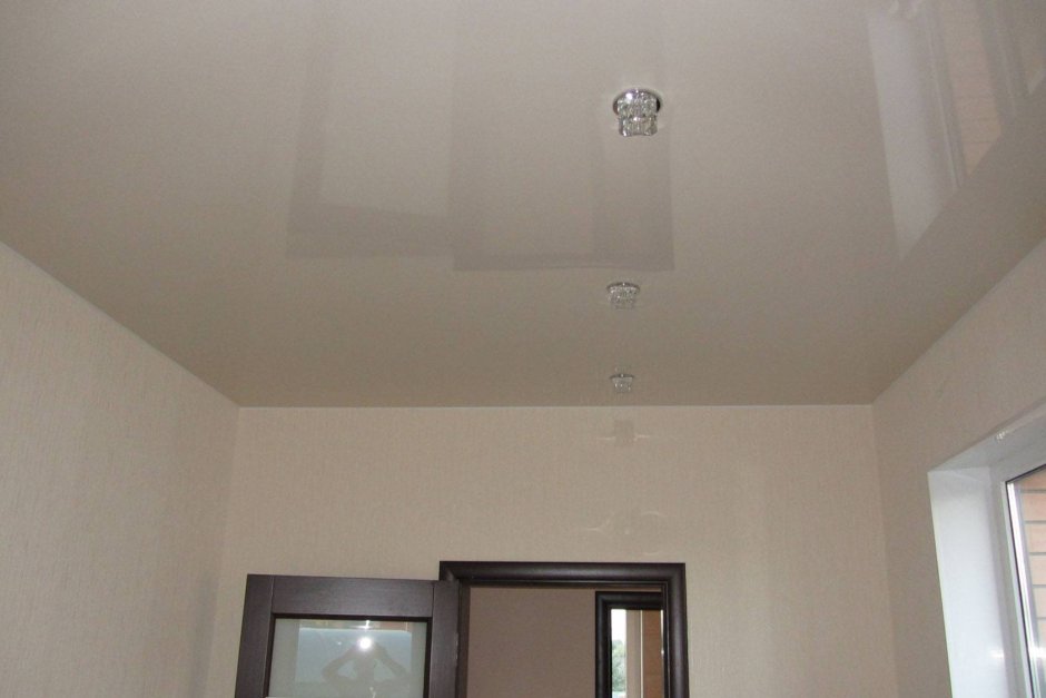 Бежевый матовый потолок