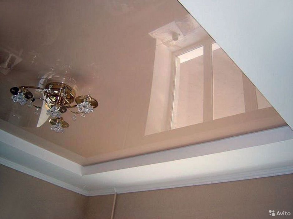 Фактурный натяжной потолок в интерьере