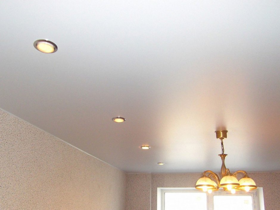 Бежевый натяжной потолок