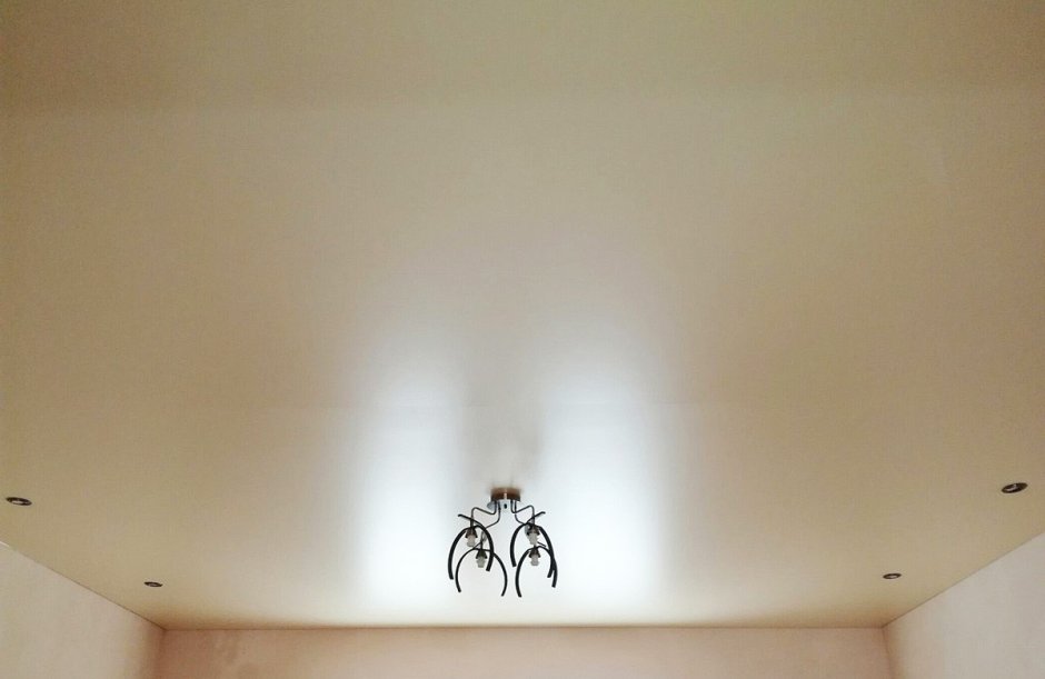 Бежевый матовый потолок