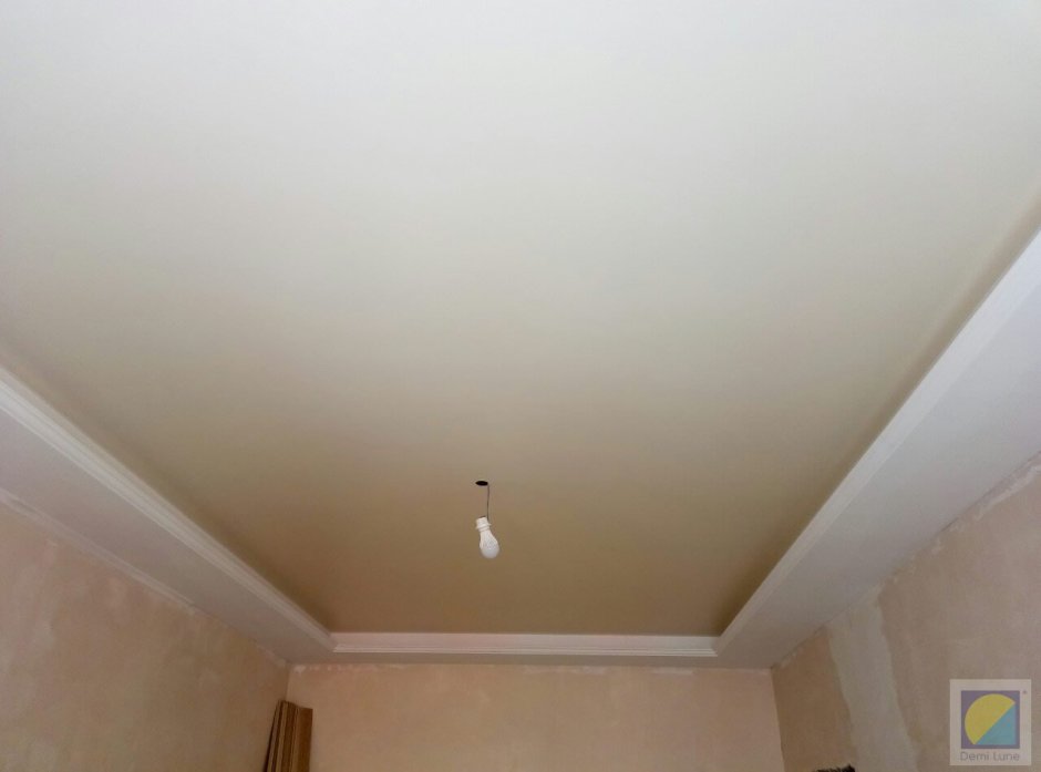 Натяжной потолок песочного цвета